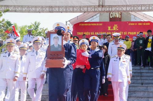 Trao bằng Tổ quốc ghi công cho 2 liệt sĩ hy sinh tại Trường Sa