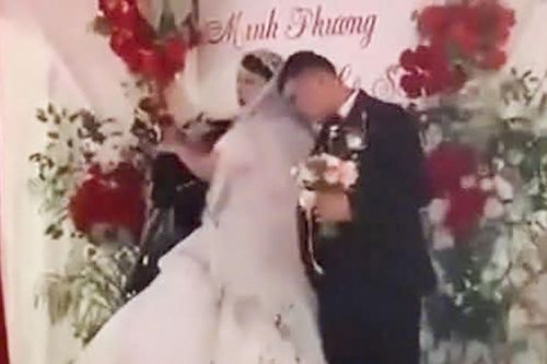 Xôn xao clip cô dâu, chú rể bị ném mắm tôm trong đám cưới ở Ninh Bình