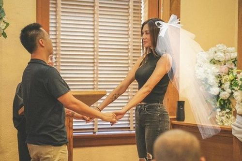 Siêu mẫu Võ Hoàng Yến đón chồng Việt kiều về nước ăn Tết sau thời gian dài xa cách