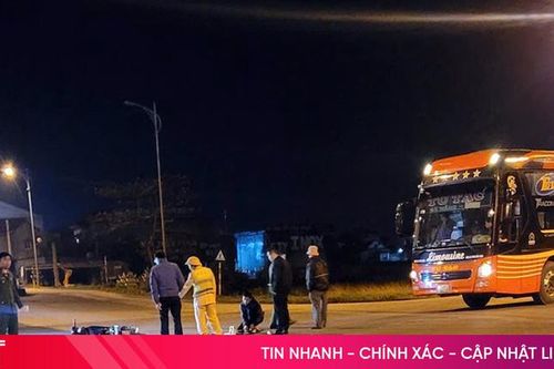 Xe khách giường nằm va chạm xe máy, 1 người bị thương nặng