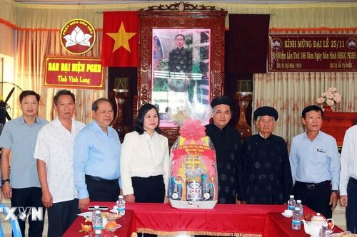 Vĩnh Long: Thăm, chúc mừng các chức việc tiêu biểu Phật giáo Hòa Hảo