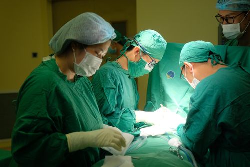 Cứu sống nam công nhân bị thang máy kẹp cổ trong lúc vận chuyển hàng