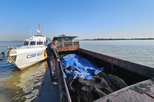 Cảnh sát biển tạm giữ tàu chở 200 tấn than không rõ nguồn gốc