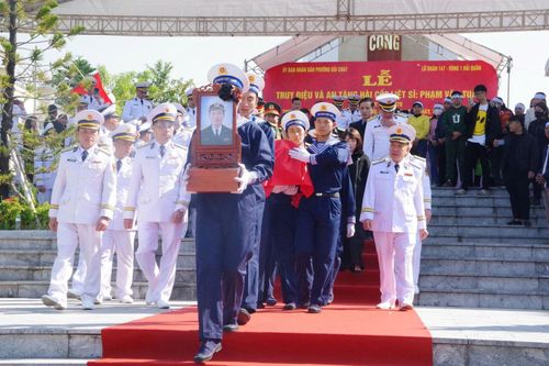 Trao Bằng Tổ quốc ghi công cho gia đình liệt sĩ Phạm Văn Tuân hy sinh tại Trường Sa