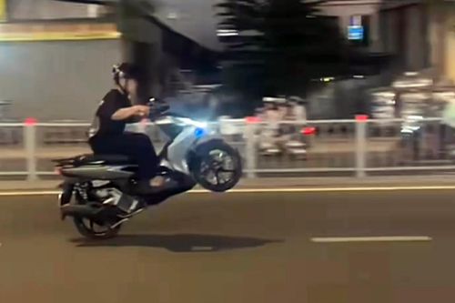 Hai lái xe 'bốc đầu', buông tay bị xử phạt và tịch thu phương tiện