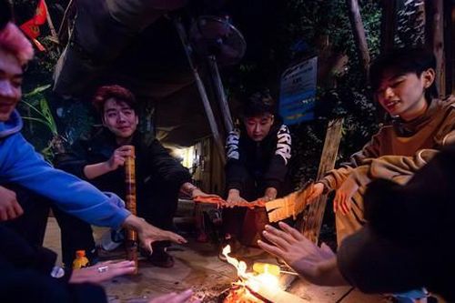 Hà Nội: Người dân đốt lửa sưởi ấm chống rét