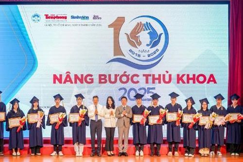 Nâng bước thủ khoa 2025: Giọt nước mắt hạnh phúc của 120 thủ khoa vượt nghịch cảnh