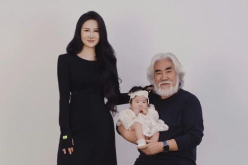 Vợ trẻ đạo diễn loạt phim võ hiệp Kim Dung 'xả' chuyện áp lực hôn nhân lệch tuổi