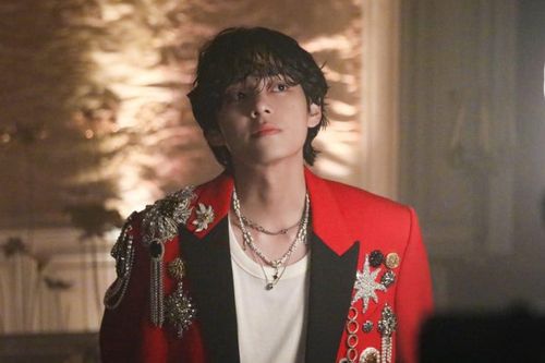 V (BTS) dẫn đầu tìm kiếm toàn cầu, được vinh danh là nam idol tiêu biểu nhất năm