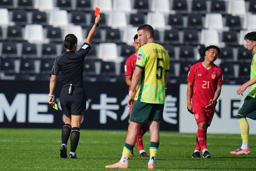 CĐV Thái Lan phản ứng khi U23 Thái Lan thua vì 2 tình huống VAR