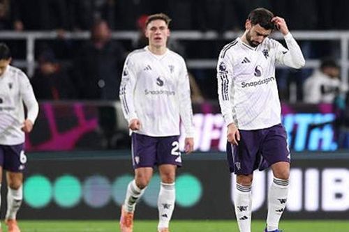 Manchester United bị Burnley cầm hòa 2-2 dù tung ra 30 cú dứt điểm tại Turf Moor