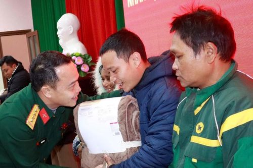 Bộ Chỉ huy Quân sự thành phố Đà Nẵng tặng quà Tết cho người dân xã Hùng Sơn
