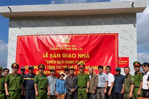 Công an tỉnh Gia Lai bàn giao 9 căn nhà cho người dân xã Đề Gi