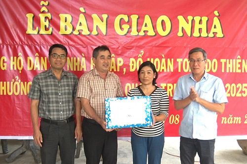 Xã Diên Khánh bàn giao nhà ở cho người dân bị thiệt hại do thiên tai
