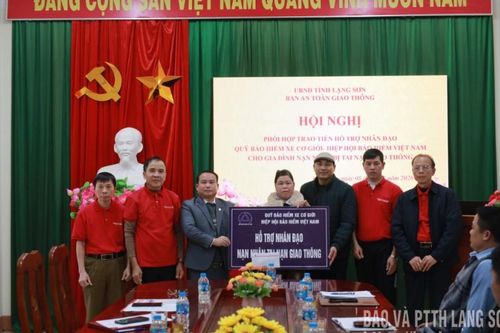 Trao hỗ trợ nhân đạo cho gia đình nạn nhân tử vong do tai nạn giao thông