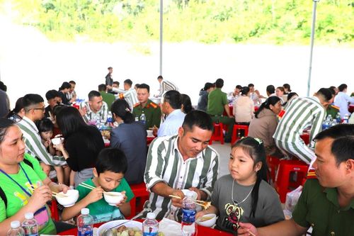 Cầu nối nhân văn trong giáo dục phạm nhân