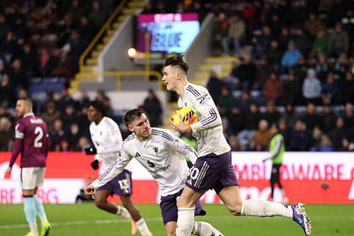 Benjamin Sesko lập cú đúp, Man Utd vẫn đánh rơi chiến thắng trước Burnley