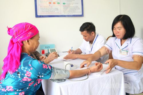 Gỡ 'nút thắt' nhân lực y tế cơ sở