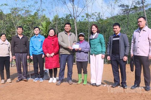 Trao kinh phí xây dựng nhà cho gia đình thờ cúng liệt sỹ ở Yên Nguyên