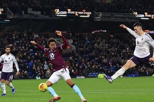 Sesko lập cú đúp, MU vẫn bị Burnley cầm hòa