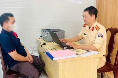 Từ hình ảnh xe tải đi ngược chiều trên quốc lộ do dân gửi, tài xế bị CSGT phạt nghiêm