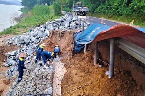 Huế: Nỗ lực gia cố rọ đá, khắc phục sạt lở quốc lộ 49