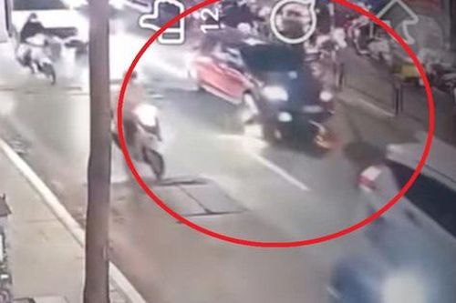 Hà Nội: Ô tô va chạm xe máy trên phố Nguyễn Lương Bằng, một người tử vong