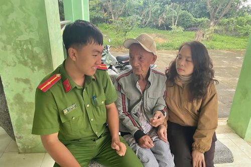 Công an xã ở Đắk Lăk xuyên đêm giúp tìm kiếm cụ ông 84 tuổi đi lạc hơn 20km