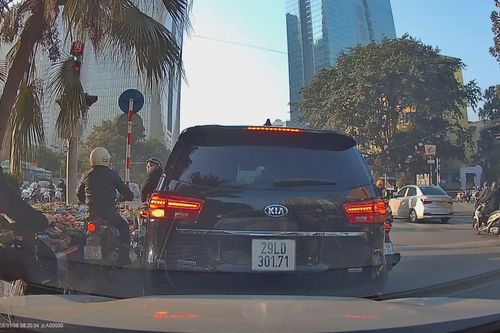 Hành vi không đẹp của lái xe máy khi dừng chờ đèn đỏ