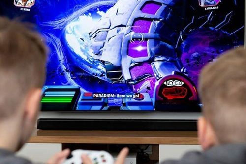 Cậu bé 13 tuổi bỏ học để... chơi game: Quyết định của cha mẹ gây tranh cãi dữ dội