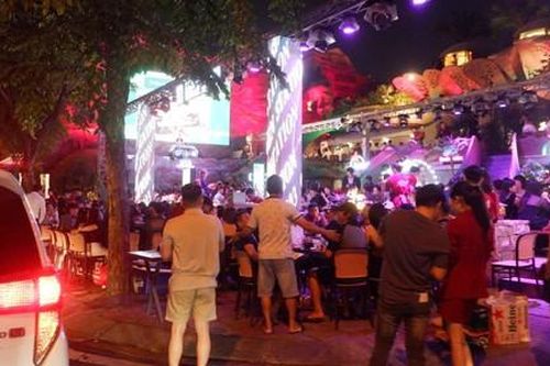 Vỉa hè đường Phạm Văn Đồng thành quán nhậu, bãi xe, 'đẩy' người đi bộ xuống lòng đường