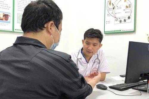 'Sởn da gà' nhìn sán dây dài gần mét trong đại tràng người đàn ông mê ăn đồ tái