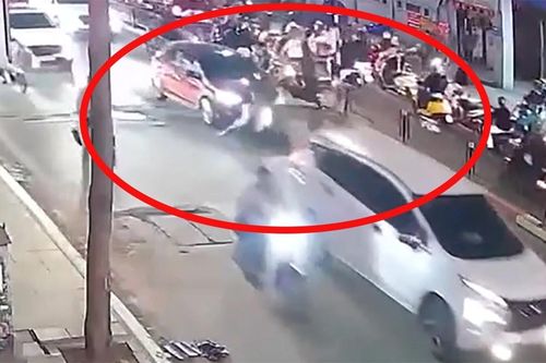 'Ô tô điên' tông xe máy trên đường Nguyễn Lương Bằng, một người tử vong