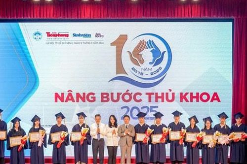 Gần 100 sinh viên nhận học bổng 'Nâng bước thủ khoa 2025'