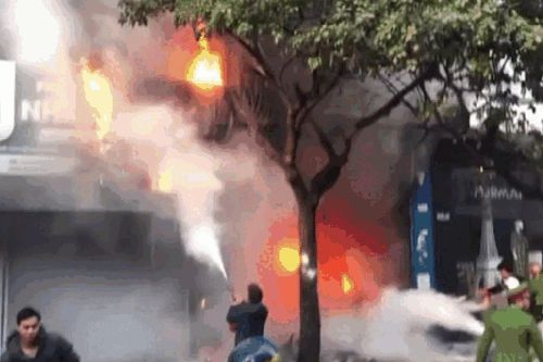 Hà Nội: Nhà cao tầng bốc cháy ngùn ngụt ở Hà Đông, nghi có cụ già mắc kẹt