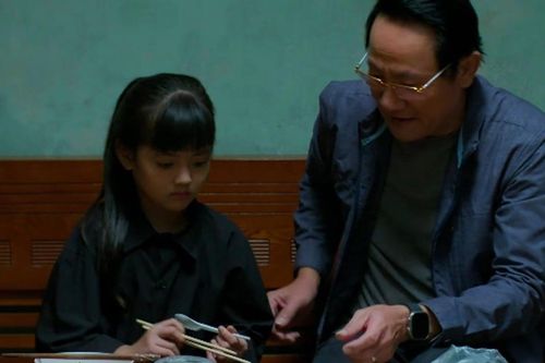 Ông Phi rối bời khi con gái nữ đồng nghiệp cũ gọi mình là bố