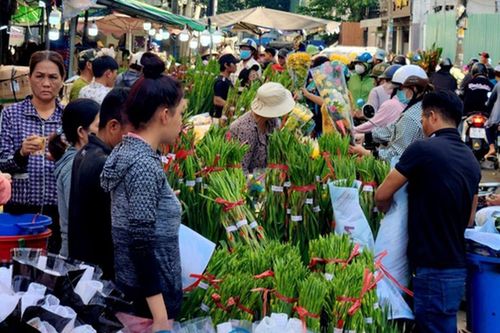 Đi chợ giáp tết Nguyên đán mua sao cho đủ, không 'mỏi tay – cháy ví'