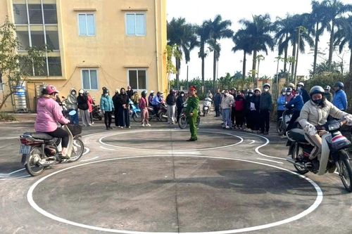 Lan tỏa phong trào thi đua 'Ba nhất' qua tuyên truyền pháp luật và văn hóa giao thông cho phụ nữ địa phương