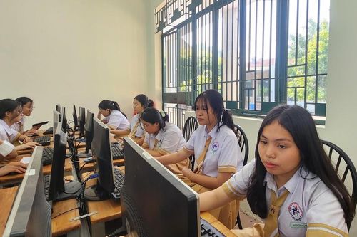 TPHCM: Học sinh THPT thi giữa kỳ trên máy tính
