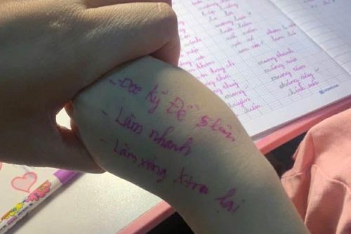 'Phao thi' của mẹ ghi trên tay bé lớp 1