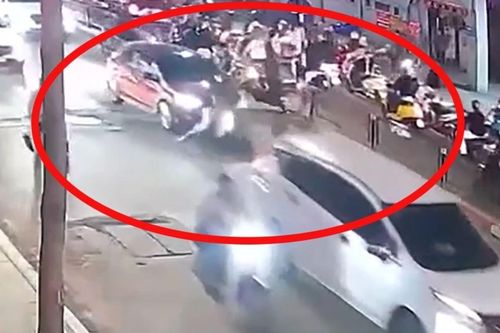 'Ôtô điên' cuốn xe máy vào gầm, kéo lê tóe lửa trên đường