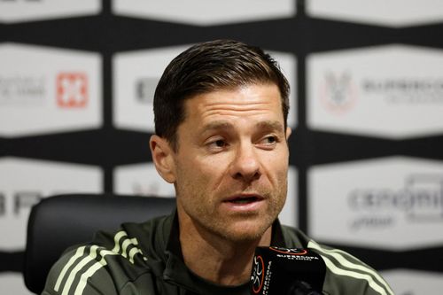 HLV Alonso phẫn nộ với Simeone