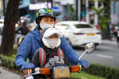 Học sinh TP.HCM co ro đi học trong ngày lạnh chưa từng có suốt 10 năm