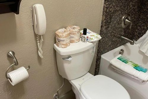Tính toán sau chiếc điện thoại trong phòng vệ sinh khách sạn