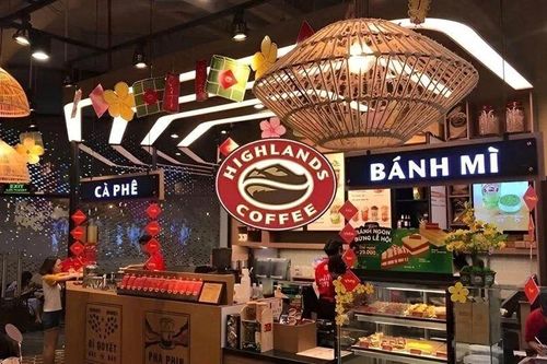 Khách ăn lâu năm dè chừng bánh mì pate Highlands Coffee