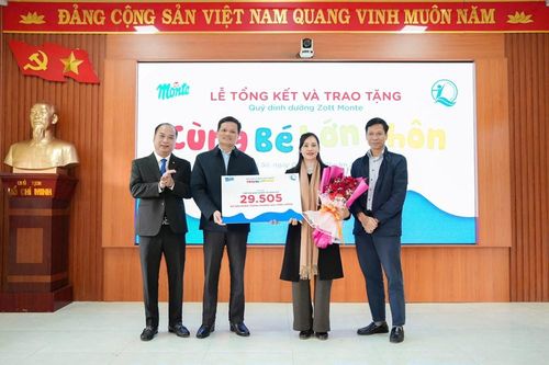 Trao tặng sản phẩm sữa cho trẻ em vùng cao Lai Châu