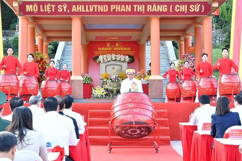 Dâng hương kỷ niệm 64 năm ngày hy sinh của Anh hùng lực lượng vũ trang nhân dân Phan Thị Ràng
