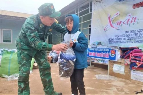 Trao tặng hàng trăm chiếc áo ấm cho trẻ em vùng cao Nghệ An