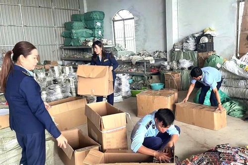 Tạm giữ hơn 1.800 sản phẩm đồ chơi, đồ gia dụng không rõ nguồn gốc