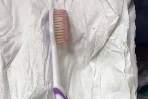 Cứu người phụ nữ nuốt bàn chải đánh răng